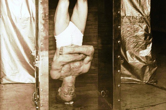 Chinese water torture cell: Harry houdini magic tricks